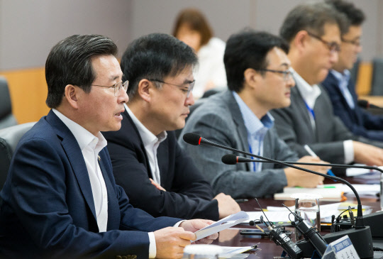 김용범 금융위 부위원장이 17일 서울 종로구 정부서울청사 금융위원회에서 '비은행권 거시건전성 관리 태스크포스(TF) 1차 회의'에서 모두 발언하고 있다.  금융위원회 제공